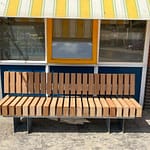 Nieuwe bankjes op het winkelplein
