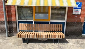 Nieuwe bankjes op het winkelplein